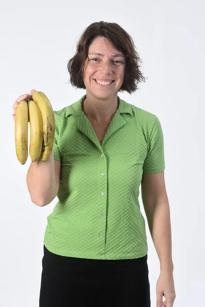 Femme avec banane sur fond blanc — Photo