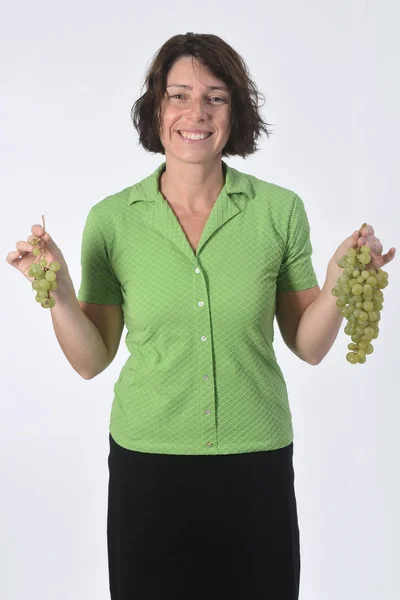 Femme avec du raisin en fond blanc — Photo