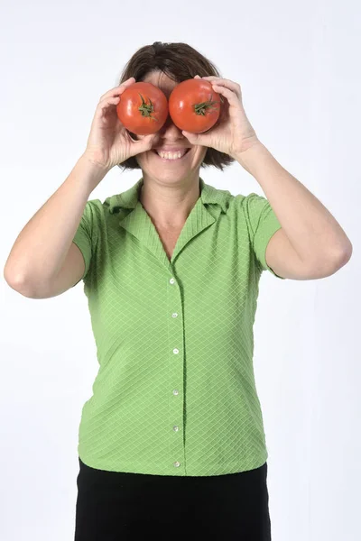 Donna con pomodoro su sfondo bianco — Foto Stock