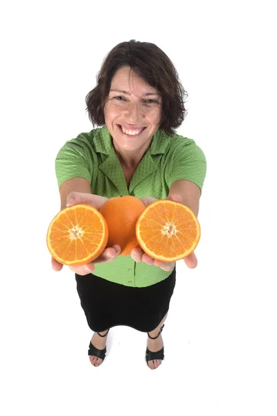 Femme avec des fruits orange sur fond blanc — Photo
