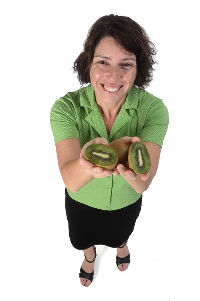 Mulher com kiwi no fundo branco — Fotografia de Stock