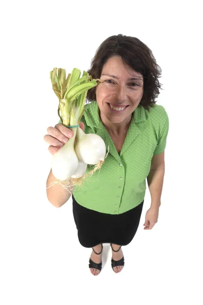 Portrait d'une femme avec oignon sur fond blanc — Photo