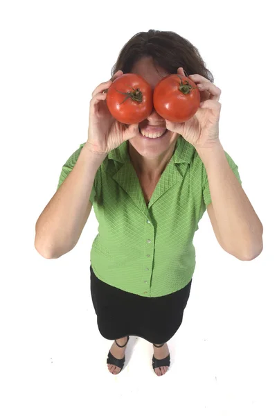 Ritratto di una donna con pomodoro su sfondo bianco — Foto Stock