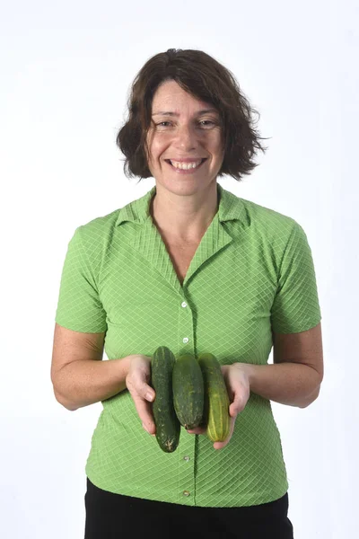 Portrait d'une femme au fond blanc concombre — Photo