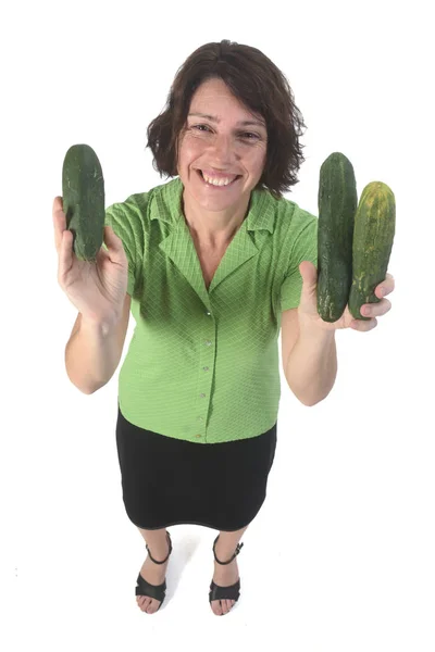 Portrait d'une femme avec concombre sur fond blanc — Photo