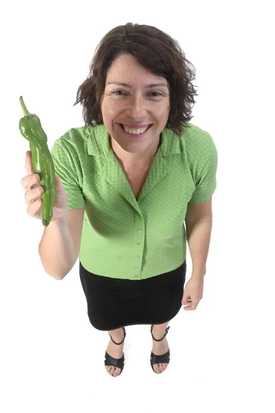 Retrato de uma mulher com pimenta no fundo branco — Fotografia de Stock