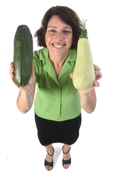 Ritratto di una donna con zucchine su sfondo bianco — Foto Stock