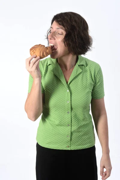 Donna con croissant su sfondo bianco — Foto Stock