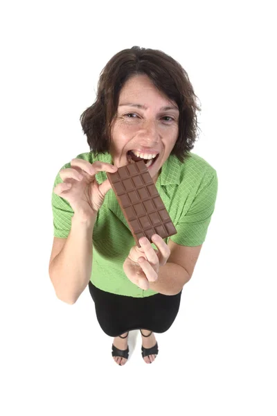 Mulher com barra de chocolate no fundo branco — Fotografia de Stock