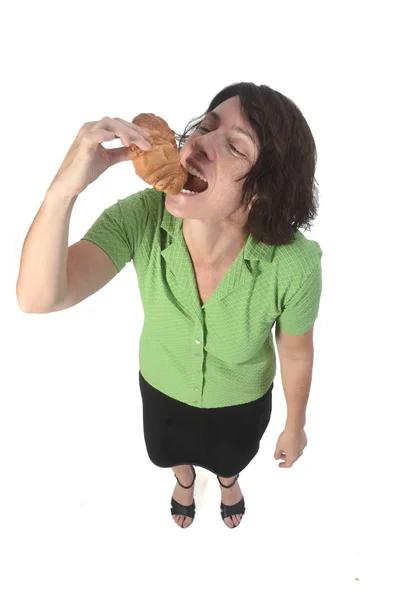 Mulher com croissant no fundo branco — Fotografia de Stock