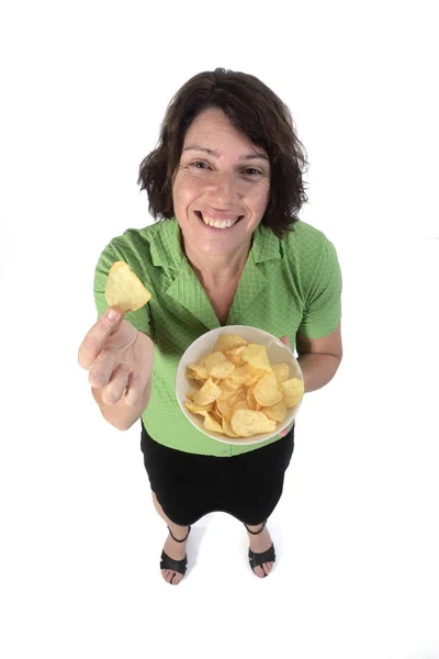 Mulher com chips no fundo branco — Fotografia de Stock