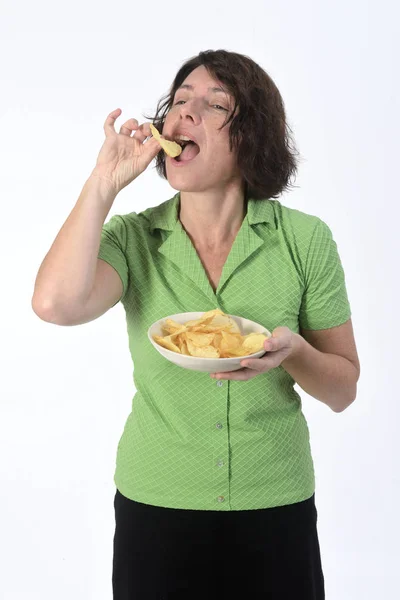 Mulher com chips no fundo branco — Fotografia de Stock