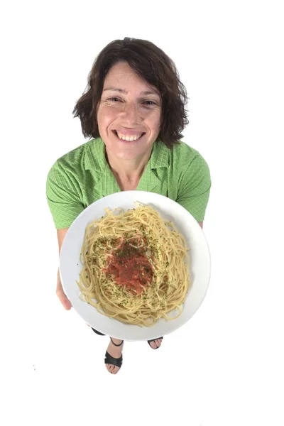 Donna con spaghetti su sfondo bianco — Foto Stock