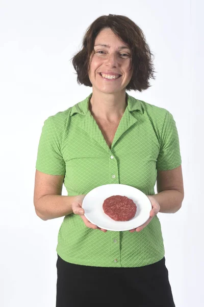 Donna con hamburger su sfondo bianco — Foto Stock