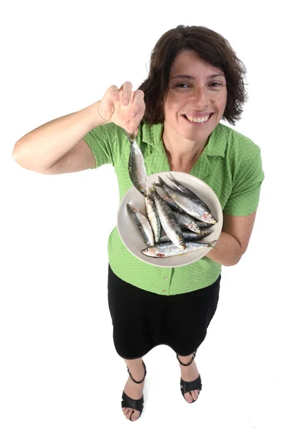 Femme avec sardine sur fond blanc — Photo