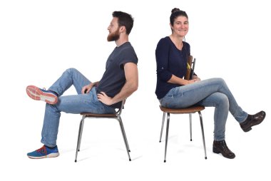 Eski bir sandalyede oturan çift beyaza izole edilmiş.
