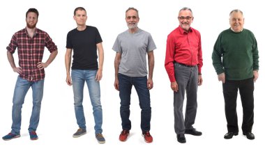 Beyaz arka planda farklı yaşlarda bir grup adam