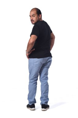 bir Latin Amerikalı adam tam portre