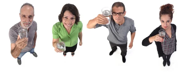Mensen die water drinken op een witte achtergrond — Stockfoto
