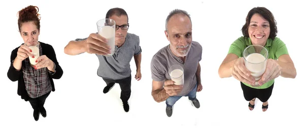 Groep mensen met een glas melk op witte achtergrond — Stockfoto