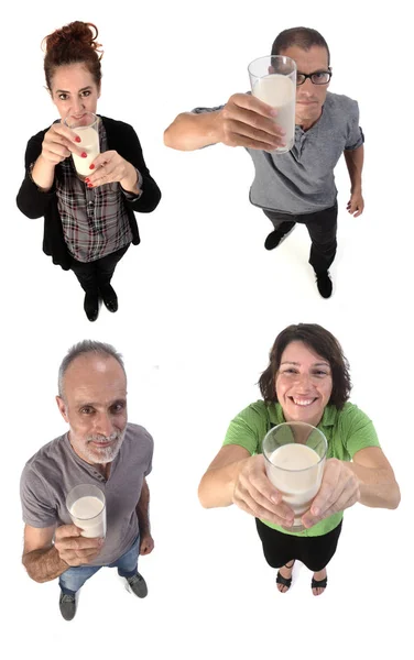 Gruppo di persone con un bicchiere di latte su sfondo bianco — Foto Stock