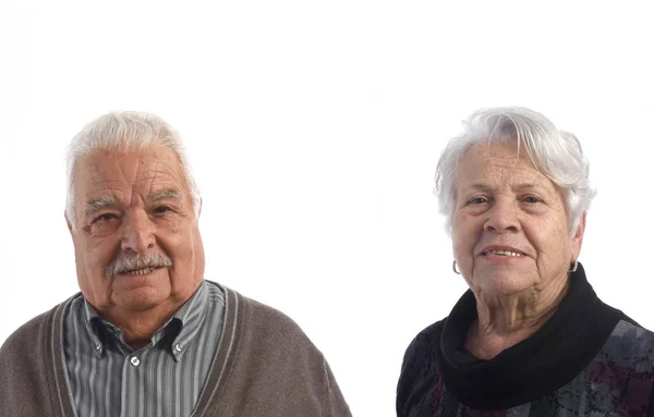 Porträtt av ett äldre par på vit bakgrund — Stockfoto