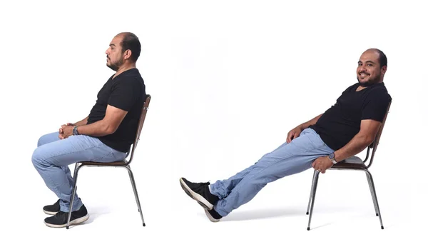 Человек сидит на стуле — стоковое фото