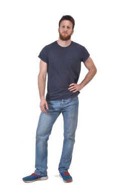 Eli belinde ve ciddi bir şekilde bir adamın tam portresi.