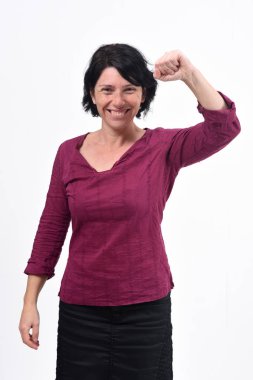 kadın kollarını yükseltmek ve beyaz arka zafer işareti gülümsüyor