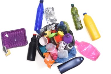 Şişeler, torbalar gibi plastik dolu çöp tenekesi. ...