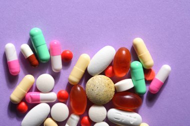 menekşe arka planda çeşitli haplar grubu