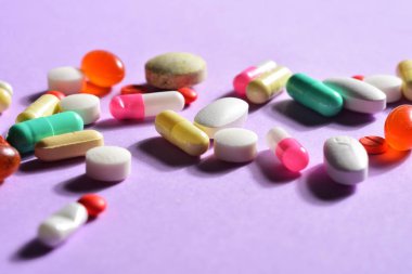 menekşe arka planda çeşitli haplar grubu