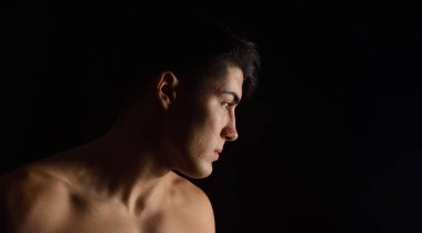 Elbisesiz bir adam portresi siyah arka plan