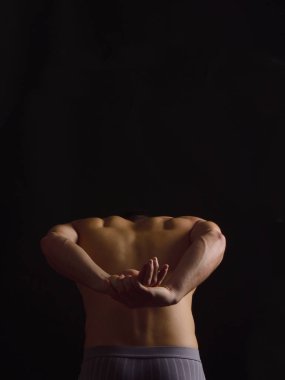 Arkadan bir adam siyah arka plan