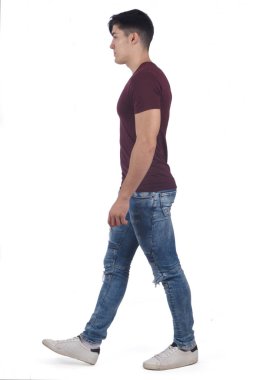 Beyaz arka plan üzerinde yürüyen adam portresi