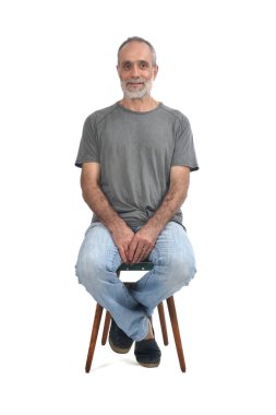 beyaz üzerinde oturan orta yaşlı adam portresi