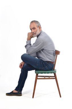 beyaz üzerinde oturan orta yaşlı adam portresi