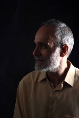 siyah orta yaşlı adam portresi