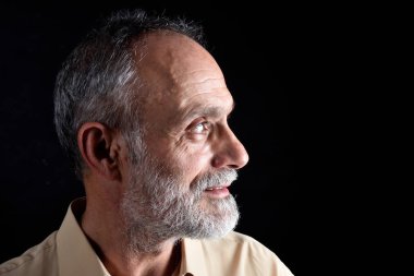 siyah orta yaşlı adam portresi