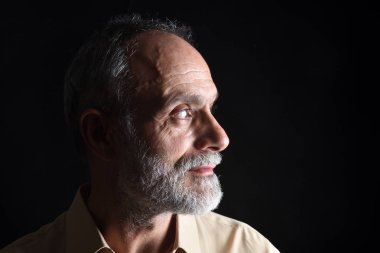 siyah orta yaşlı adam portresi