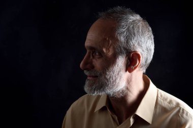 siyah orta yaşlı adam portresi