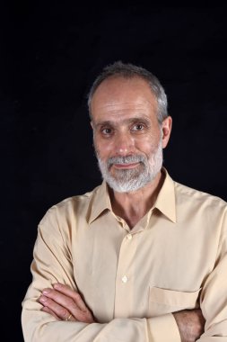 Orta yaşlı bir adamın portresi siyah kollar üzerinde çapraz