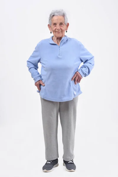 Ritratto di donna anziana con tuta sportiva su sfondo bianco — Foto Stock