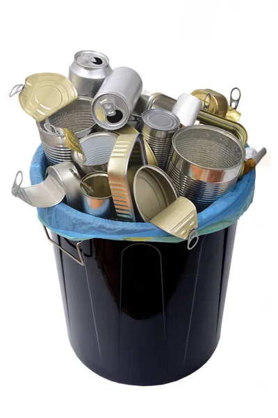 垃圾桶 (锡罐食品和饮料) 充满了罐在白色 — 图库照片