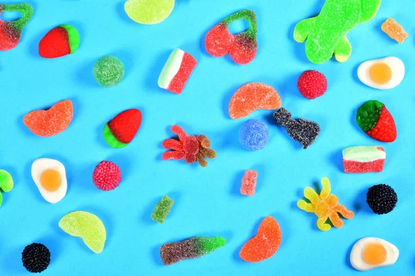 Tampilan atas dari jelly permen koleksi di latar belakang biru — Stok Foto