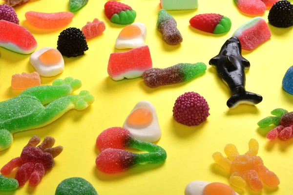 Verhoogde weergave van jelly snoepjes collectie op gele achtergrond — Stockfoto