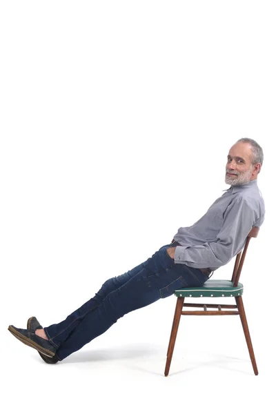 Portret średnim wieku leżącej na krześle — Zdjęcie stockowe