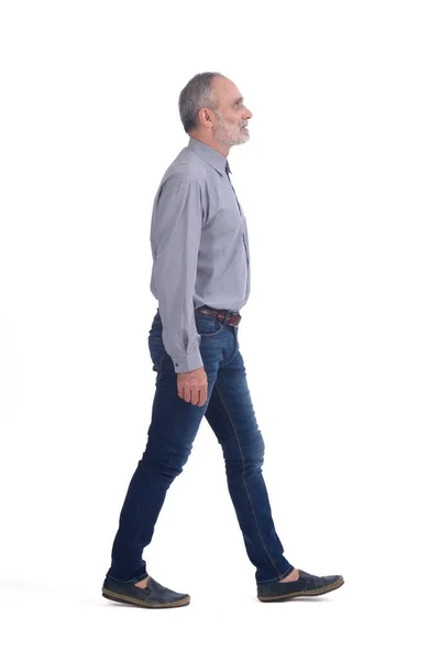 Medelålders man med blå jeans och skjorta på vit bakgrund — Stockfoto