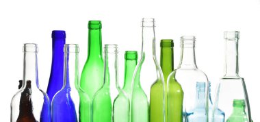 beyaz zemin üzerine şişeler,