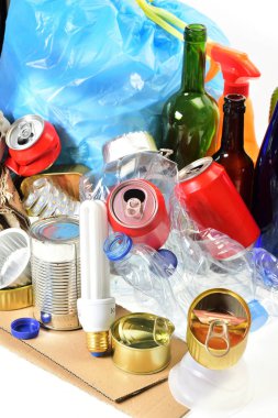 Çöp kutuları, plastik şişeler, cam şişe, araba